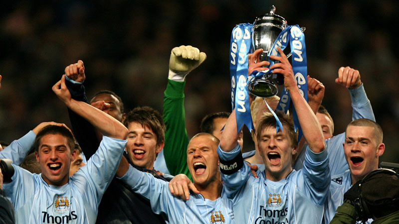 巴萨后防失误不断（巴萨防线频频出错）