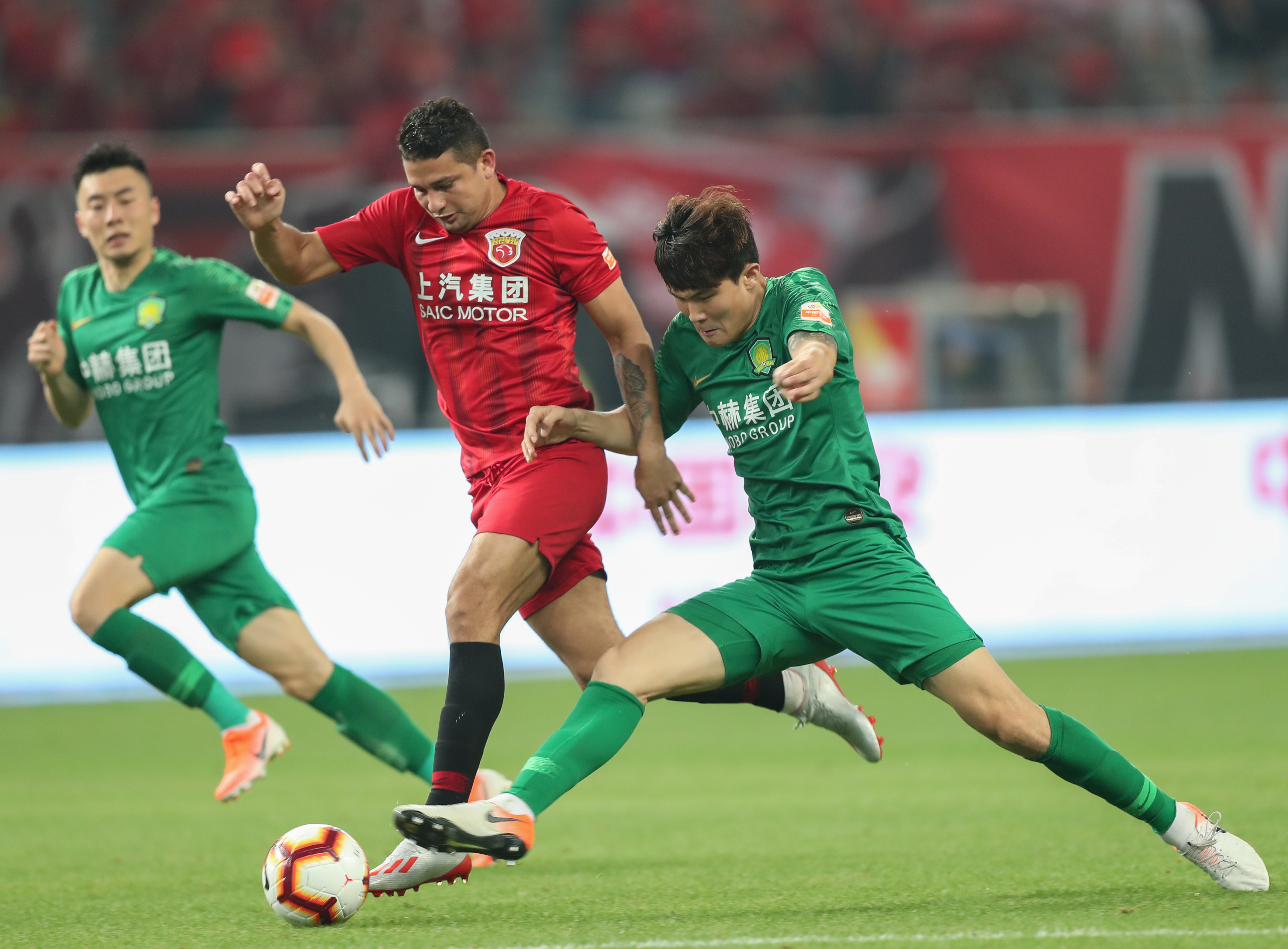 拉齐奥球迷抗议俱乐部导致球场空荡荡，洛蒂托：我不接受威胁（拉齐奥看台冷清因球迷抗议，洛蒂托回应：绝不接受威胁）