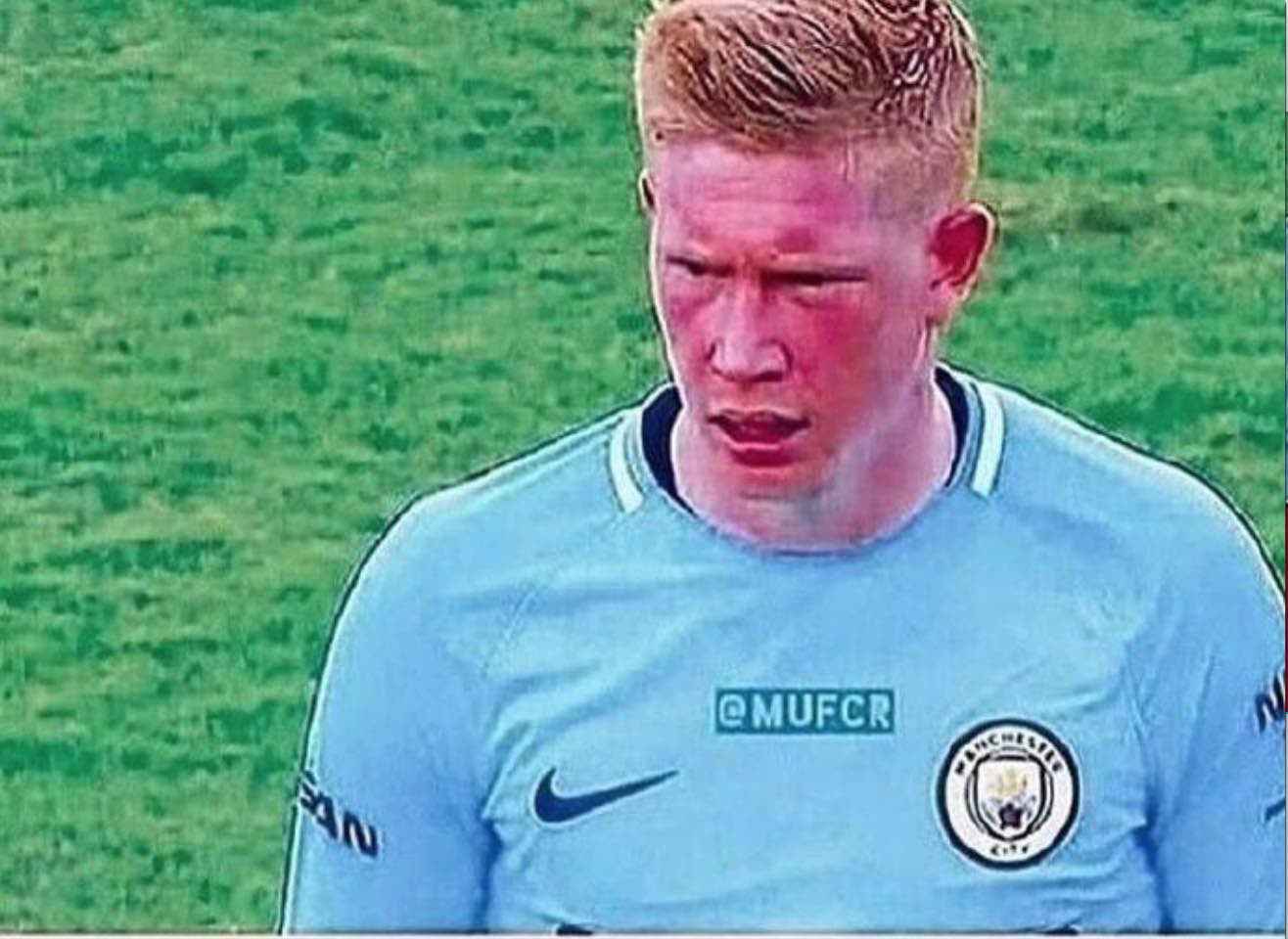 克罗斯：绿茵场上的精准指挥官（克罗斯：中场精确制导者）